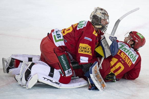 Tigers Goalie Robert Mayer, und Janis Elsener, rechts, waehrend dem Qualifikations-Spiel der National League, zwischen den SCL Tigers und dem EHC Biel, am Freitag 10. Dezember 2021, im Ilfisstadion in ...