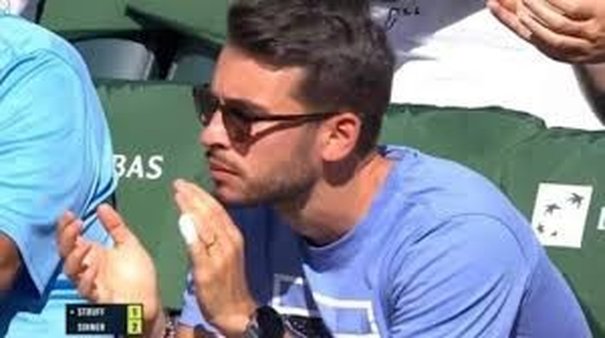 Giacomo Naldi dans le box de Jannik Sinner le doigt bandé.