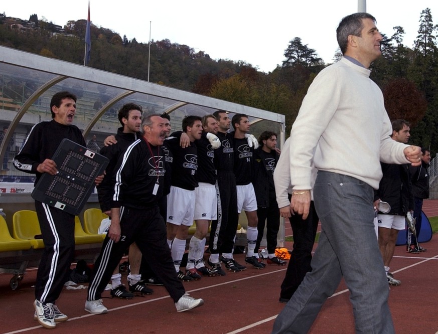 Die Malcantone-Agno Spielerbank wartet auf den erloesenden Schlusspfiff, angefuehrt von Trainer Vladimir Petkovic, rechts, am Sonntag, 9. November 2003, im Achtelfinal des Swisscomcups, im Cornaredo S ...