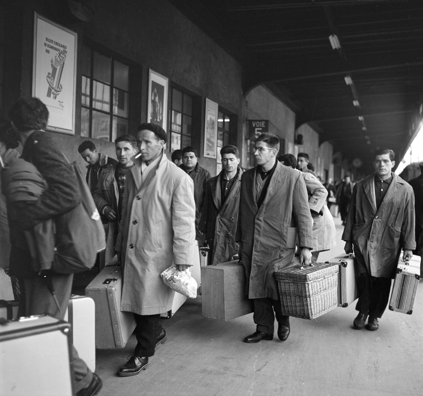 Spanische Gastarbeiter, aufgenommen im Februar 1962 nach ihrer Ankunft am Bahnhof von Genf-Cornavin. (KEYSTONE/PHOTOPRESS-ARCHIV/Bdl.)