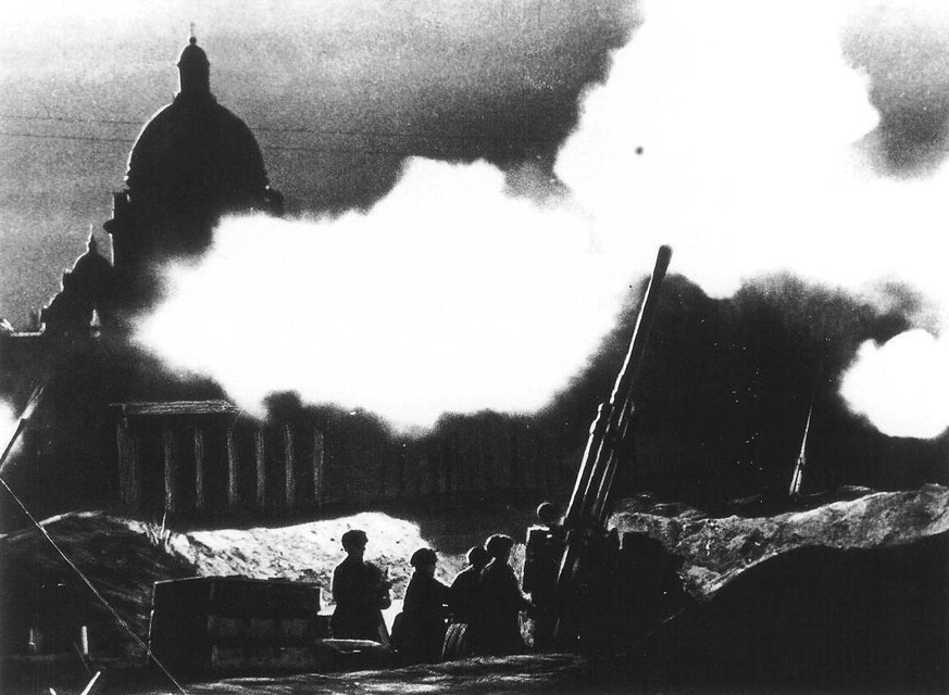 Abwehrfeuer in der Nähe der Isaakskathedrale während eines Luftangriffs auf Leningrad, 1941.