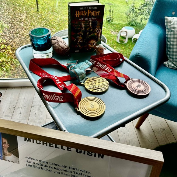 Die Mitbringsel von Michelle Gisin: Olympiamedaillen, Häkelmaterial und ein Harry-Potter-Buch.