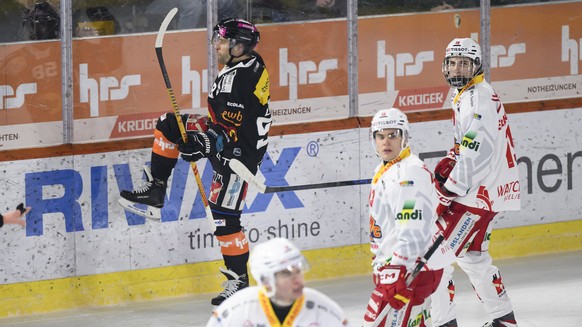 Romain Loeffel (SCB) jubelt nch dem Tor zum 1:0 im Eishockey Spiel der National League zwischen dem SC Bern und EHC Biel, am Mittwoch, 03.Dezember 2025, in der PostFinance Arena in Bern. (Keystone/Chr ...