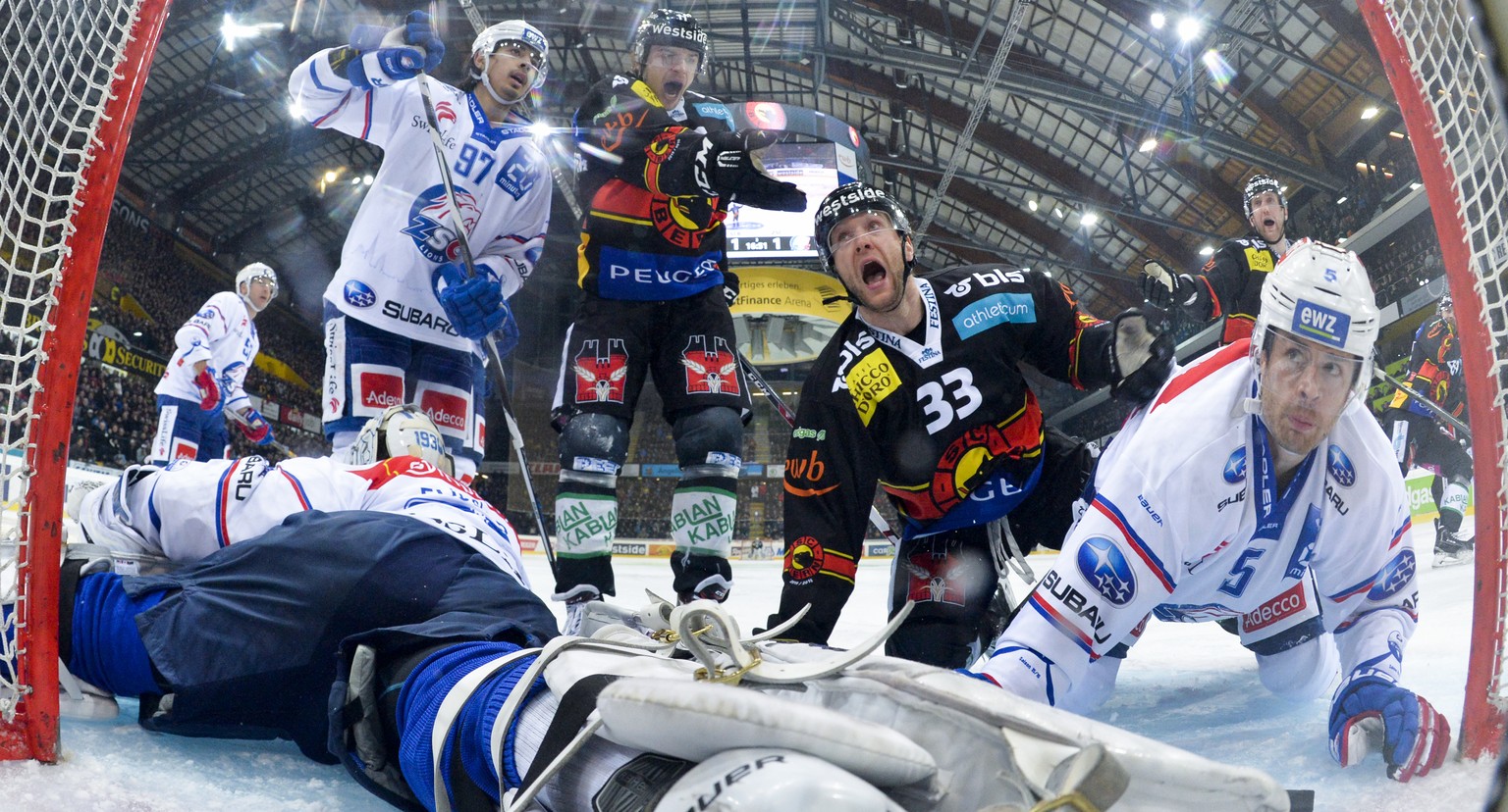 Zuerichs Severin Blindenbacher, Berns Gian-Andrea Randegger, Berns Alain Berger Zuerichs Jonas Siegenthaler und Zuerichs Torhueter Lukas Flueeler, von rechts, im 2. Eishockey Playoff-Viertelfinalspiel ...