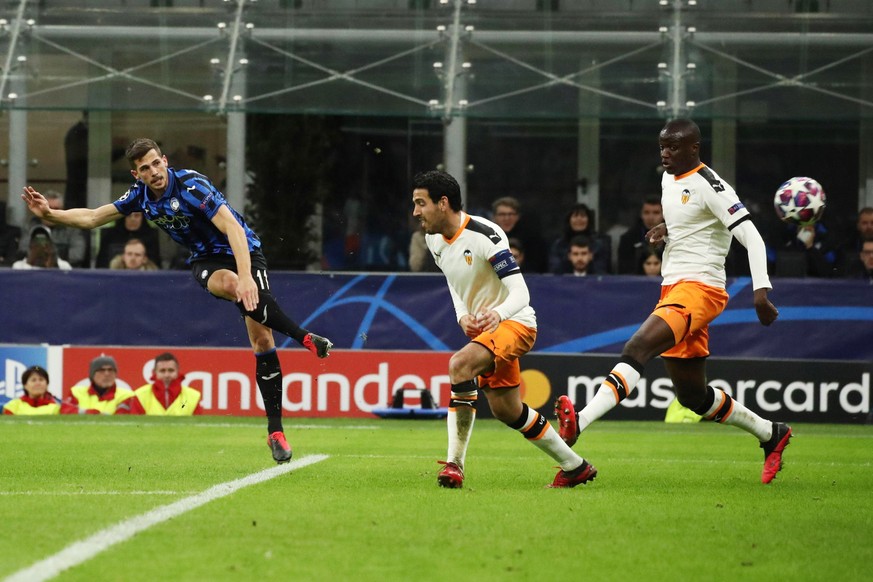 epa08229292 Atalanta&#039;s Remo Freuler (L) scores the 3-0 during the UEFA Champions League round of 16 soccer first leg match Atalanta BC vs Valencia CF at the Giuseppe Meazza stadium in Milan, Ital ...