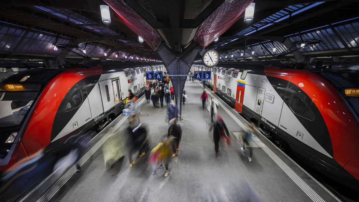 Reisende auf einem Perron am Zuercher Hauptbahnhof, am Freitag, 17. Dezember 2021, in Zuerich. (KEYSTONE/Michael Buholzer)
