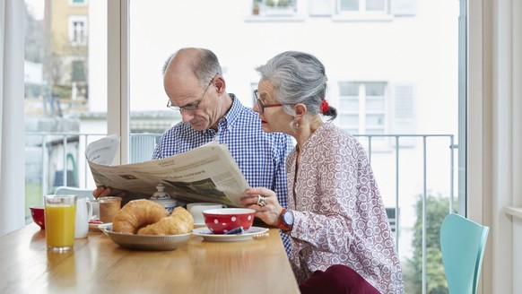 ZU DER EIDGENOESSISCHEN ABSTIMMUNG VOM 24. SEPTEMBER 2017 UEBER DIE REFORM DER ALTERSVORSORGE 2020 STELLEN WIR IHNEN FOLGENDES BILDMATERIAL ZUR VERFUEGUNG - [Symbolic Image, Staged Picture] An elderly ...