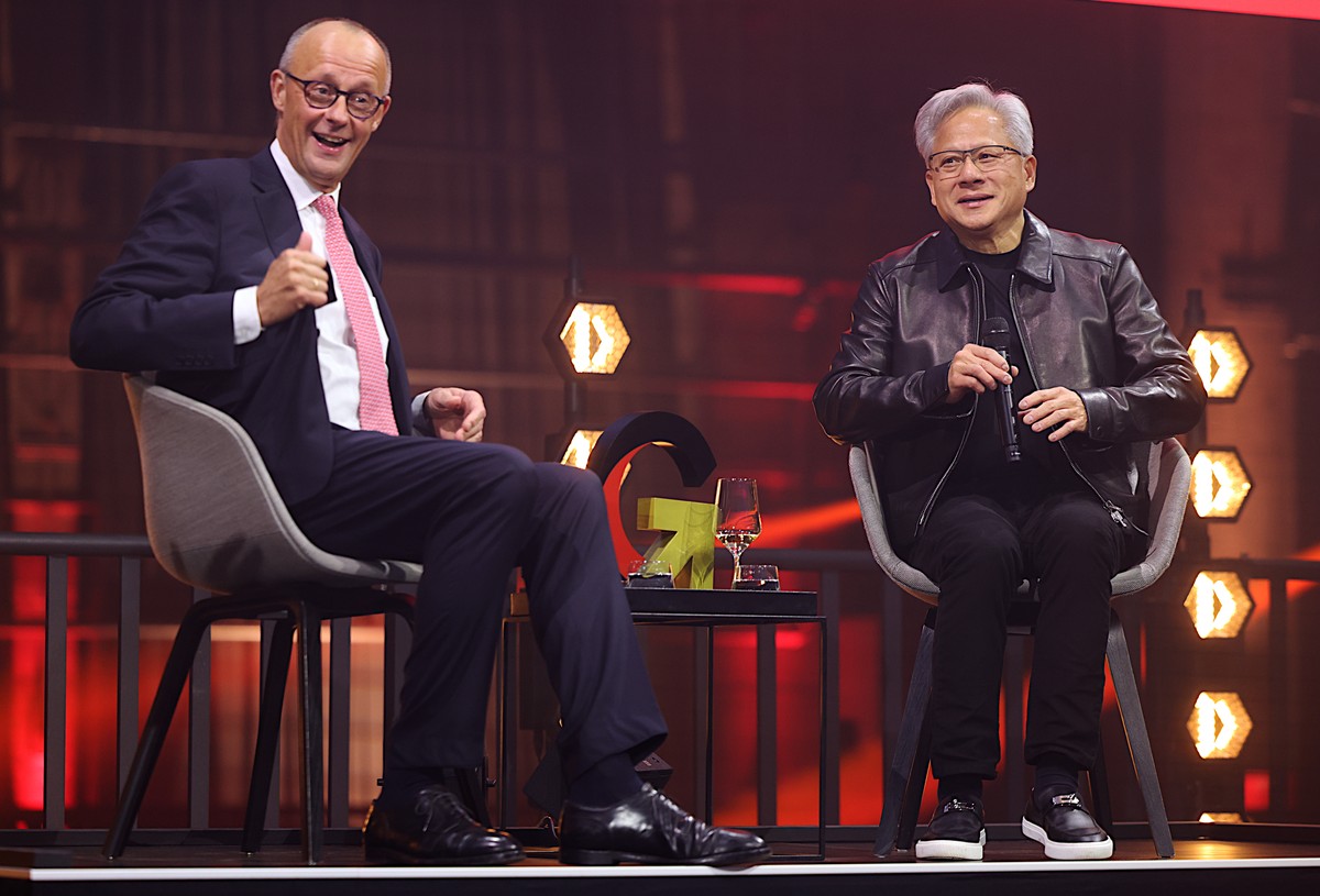epa13315950 German Chancellor Friedrich Merz (L) and Chief Executive Officer of Nvidia Jensen Huang (R) talk on stage during the 'Red Carpet for Investments' event as part of the Invest in G ...
