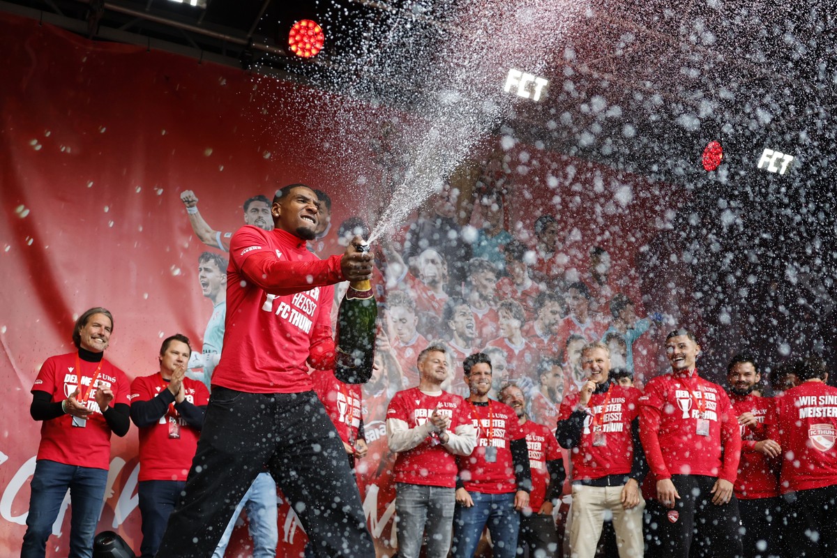 Brighton Labeau (FCT) verspritzt Champagner bei der offiziellen Meisterfeier nach einem Umzug vom Visana Stadion in das Stadtzentrum, am Freitag, 15. Mai 2026 in Thun. (KEYSTONE/Peter Klaunzer)
