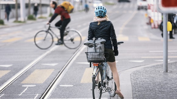 ARCHIV -- ZU DEN EIDGENOESSISCHEN ABSTIMMUNGEN VOM SONNTAG, 23. SEPTEMBER 2018, UEBER DIE VELO INITITAVE, STELLEN WIR IHNEN FOLGENDES BILDMATERIAL ZUR VERFUEGUNG -- A cyclist waits at a traffic light  ...