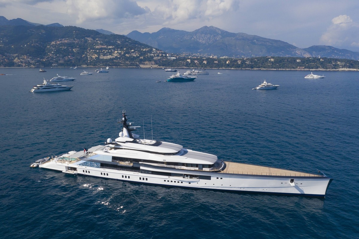Luftaufnahme 109 Meter lange Motoryacht Bravo Eugenia, ausgeliefert 2018 von der holländischen Werft Oceanco an den Eigner Jerry Jones, vor Anker vor dem Fürstentum Monaco, hinten Roquebrune Cap Marti ...