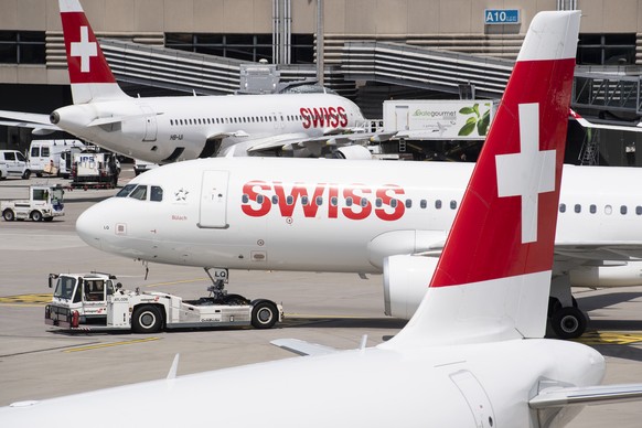 ARCHIV - SWISS-PILOTEN LEHNEN AUFGEBESSERTES GAV-ANGEBOT AB. ES DROHNT NUN EIN STREIK - Flugzeuge der Swiss bereitet sich auf ihren Start vor, auf dem Flughafen in Zuerich, aufgenommen am Sonntag, 15. ...