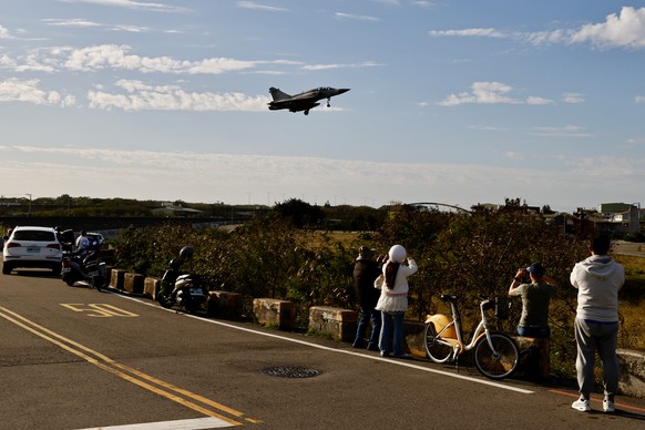 epa12616578 A Taiwan Air Force Mirage 2000 fighter approaches for landing at an airbase in Hsinchu, Taiwan, 29 December 2025. China announced that it would conduct live-fire drills around Taiwan on 30 ...