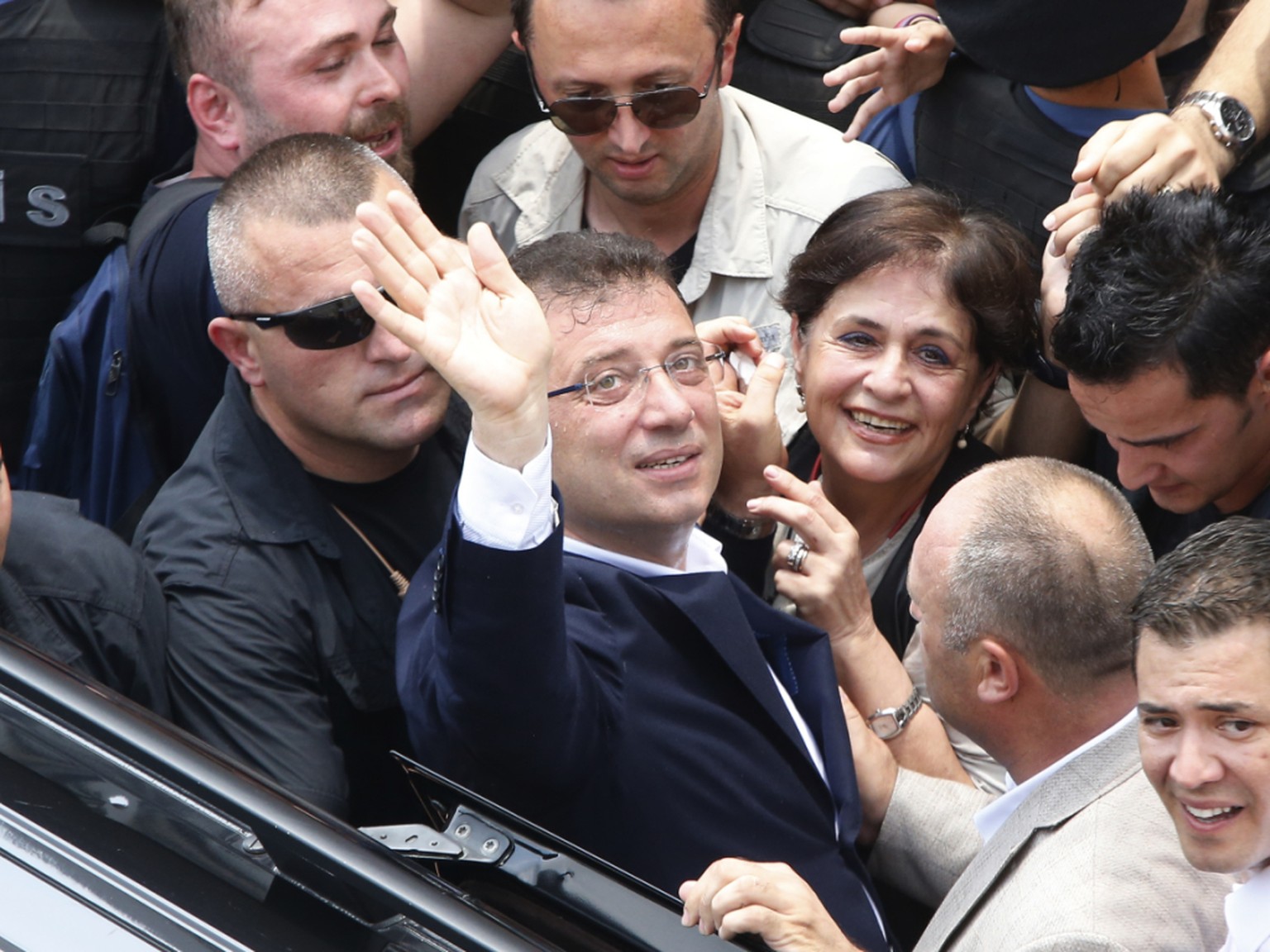 Oppositionskandidat Ekrem Imamoglu hat die Bürgermeisterwahl in Istanbul gewonnen. Sein Gegner, der ehemalige Ministerpräsident Binali Yildirim, gestand seine Niederlage ein.