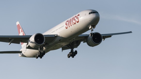 A Boeing 777-300ER of the Swiss International Air Lines lands at Zurich Airport in Kloten in the Canton of Zurich, Switzerland, on August 14, 2017. (KEYSTONE/Christian Beutler)

Eine Boeing 777-300ER  ...