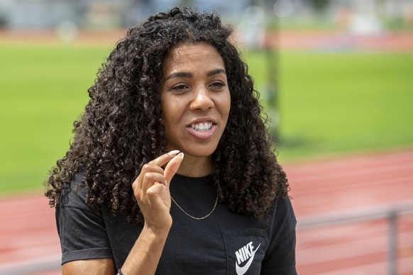 Die Schweizer Leichtathletin Mujinga Kambundji waehrend der Medienkonferenz vor dem Leichtathletik Meeting Luzern, am Montag, 28. Juni 2021 in Luzern. Das Meeting Spitzenleichtathletik Luzern findet a ...