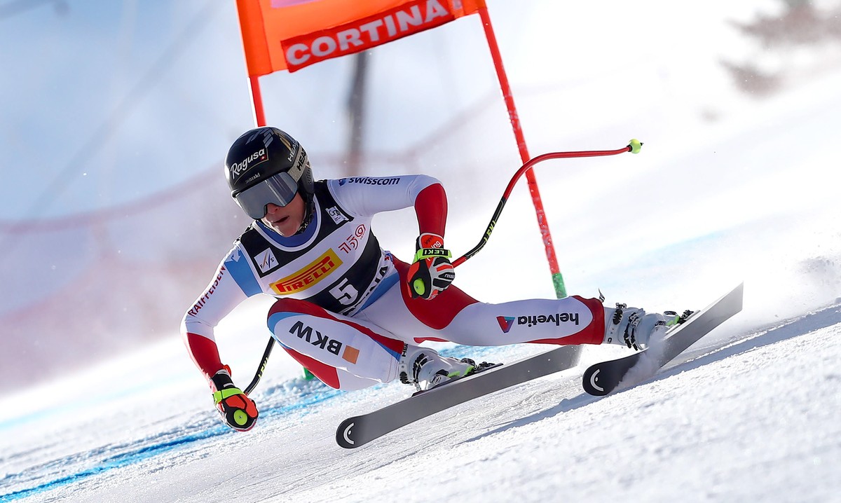 epa09702084 Lara Gut-Behrami of Switzerland speeds down the slope during the Women's Downhill race at the FIS Alpine Skiing World Cup in Cortina d'Ampezzo, Italy, 22 January 2022. EPA/ANDREA ...