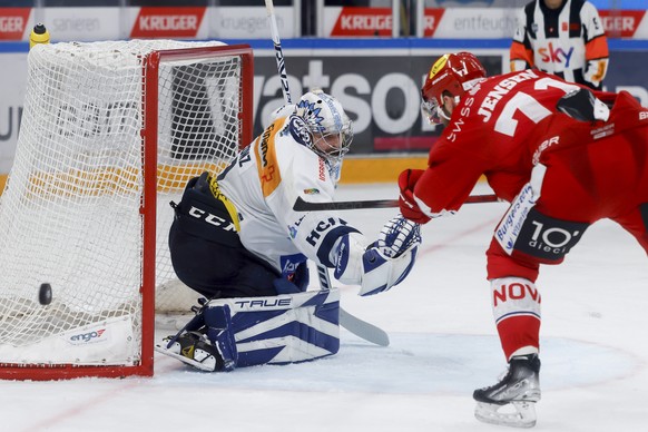 SC Rapperswil-Jona Lakers Nicklas Jensen scheitert an Ambri-Piottas Torhueter Benjamin Conz waehrend der Meisterschaftspartie der National League zwischen den SC Rapperswil Jona Lakers und dem HC Ambr ...
