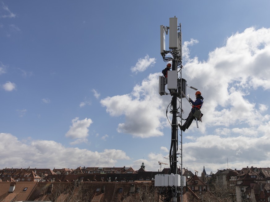 ZUR AUFRUESTUNG EINER SWISSCOM MOBILFUNKANTENNE MIT 5G STELLEN WIR IHNEN FOLGENDES NEUES BILDMATERIAL ZUR VERFUEGUNG --- Markus Bandi, above, and Benjamin Wasem, installation specialist on behalf of S ...