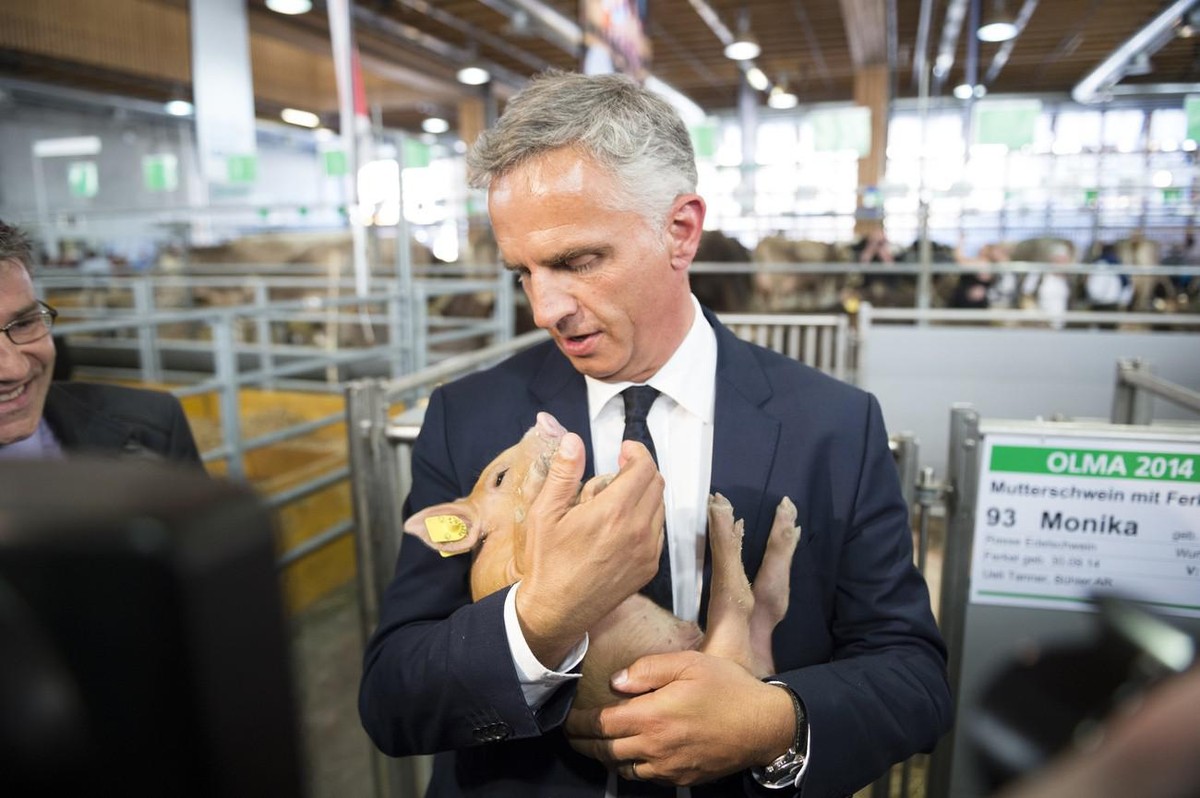 Didier il avait la classe même avec un cochon dans les bras. Tu nous manques Didier.