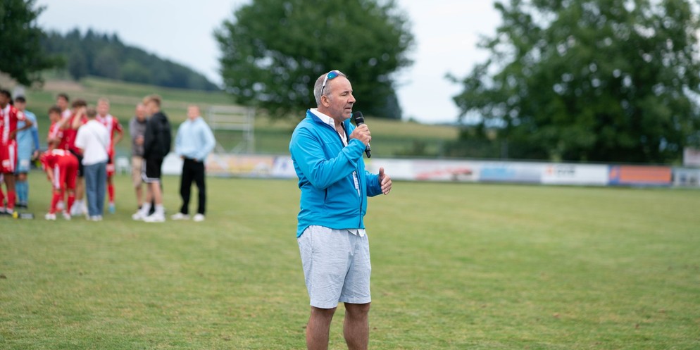Andreas Jenni auf dem Fussballplatz des FC Ins.