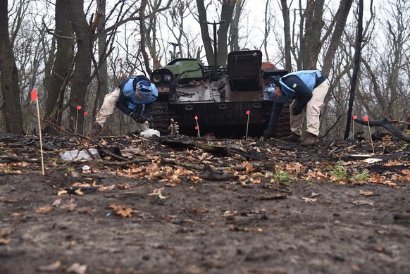 Auch der Bereich um den Panzer muss abgesucht werden.