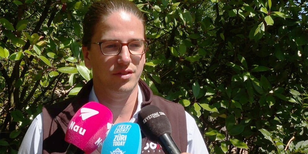 Die Elefantin Omysha des Zoo Zürich ist an einem Herpesvirus schwer erkrankt. Am Freitagvormittag informierten der Zoodirektor Severin Dressen und der leitende Tierarzt Jean-Michel Hatt über die momen ...
