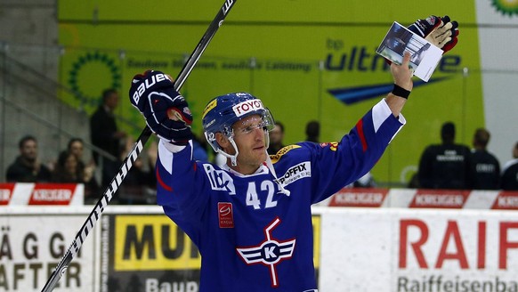 Kloten Flyers Stuermer Brooks Laich verabschiedet sich von den Fans nach dem Eishockey-Meisterschaftsspiel der National League A zwischen den Kloten Flyers und dem SC Bern am Freitag, 28. September 20 ...