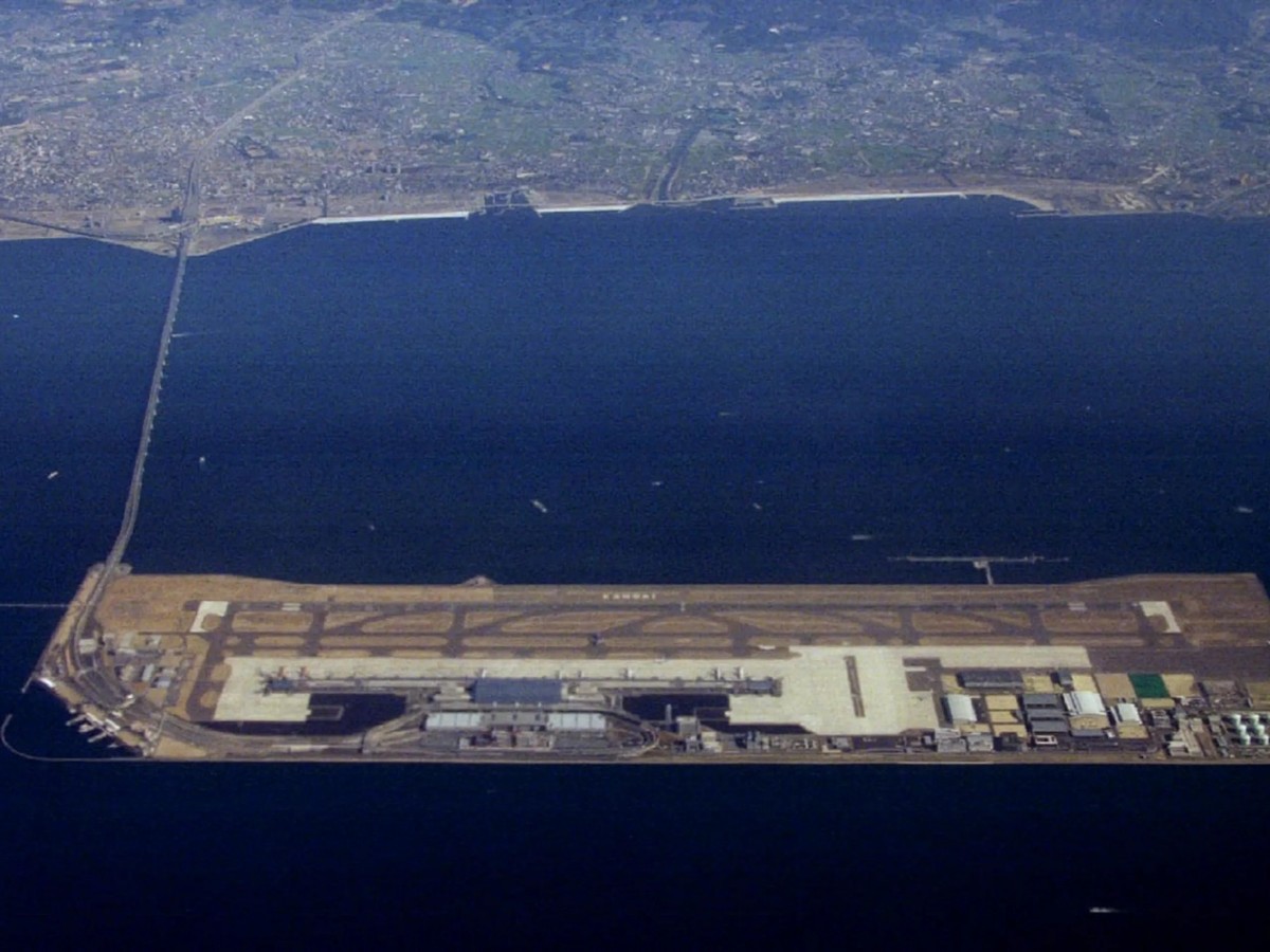 Der Flughafen Kansai in Japan liegt in der Bucht vor Osaka.
