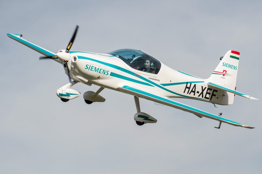 epa05560439 The all-electric powered airplane &#039;Magnus eFusion&#039; is presented to the media at the Matkopuszta airfield in Kecskemet, 85 kilometers southeast of Budapest, Hungary, 28 September  ...