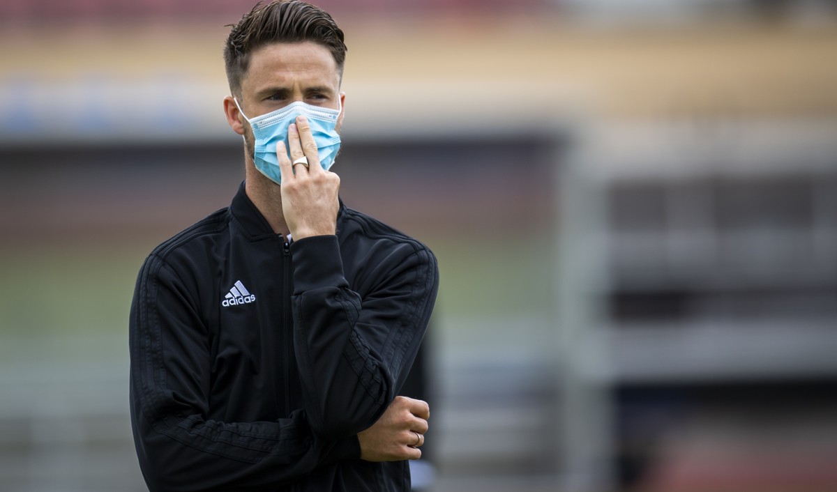 L'attaquant balois Ricky van Wolfswinkel, arrive sur le terrain avec un masque lors du quart de final de la Coupe de Suisse de football entre le FC Lausanne-Sport, LS et le FC Basel 1893 le diman ...