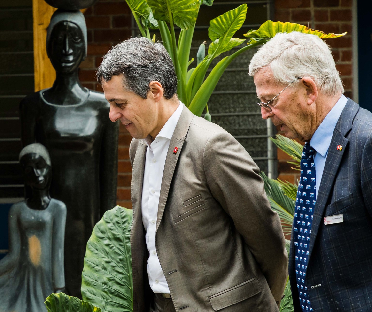 Ruedi Lüthy und Bundesrat Ignazio Cassis auf dem Gelände der Newlands Clinic.