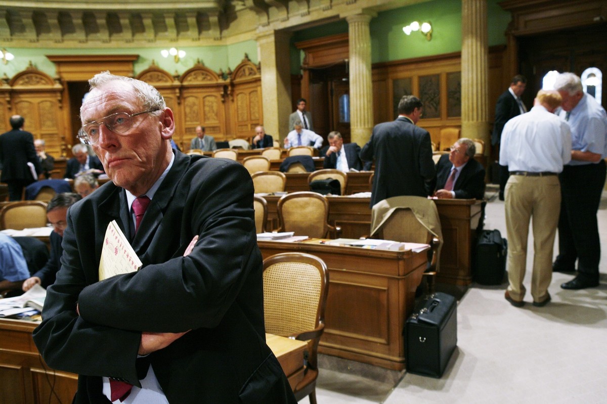 Nationalrat Hermann Weyeneth, SVP-BE, verfolgt am Donnerstag, 7. Juni 2007 die Debatte im Nationalrat in Bern. Die Grosse Kammer debattierte ueber die Volksinitiative fuer demokratische Einbuergerunge ...