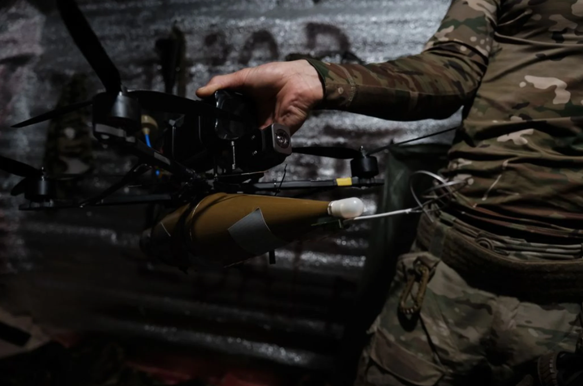 Mit einer Granate versetzte Drohne der ukrainischen Armee. (Bild: 22. Juli 2025, Region Donezk)