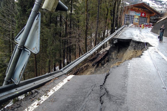 Sicht auf die zerstoerte Kantonsstrasse zwischen Frutigen und Adelboden nach einem Murgang, am Freitag, 5. Januar 2017 im Bereich Linter. (KEYSTONE/Peter Schneider)

View of the damaged street after a ...