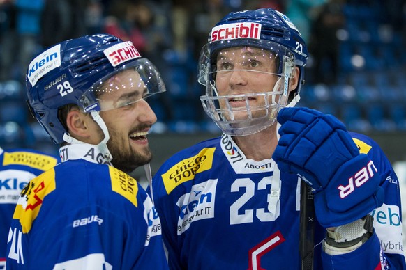 EHC Kloten Stuermer Vincent Praplan, links, und Tommi Santala freuen sich ueber den 4-3 Sieg nach Verlaengerung im Eishockey-Meisterschaftsspiel der National League zwischen dem EHC Kloten und dem EV  ...