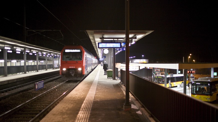 Train station Mellingen Heitersberg on the S3 train line with the bus station, right, in the canton of Aargau, Switzerland, pictured on February 2, 2009. (KEYSTONE/Gaetan Bally)

Bahnhof Mellingen Hei ...