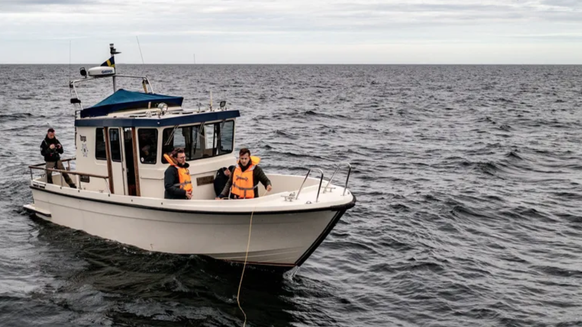 Expedition zum Tatort: Schwedische Journalisten suchen mit einem Tauchroboter nach der zerstörten Pipeline.