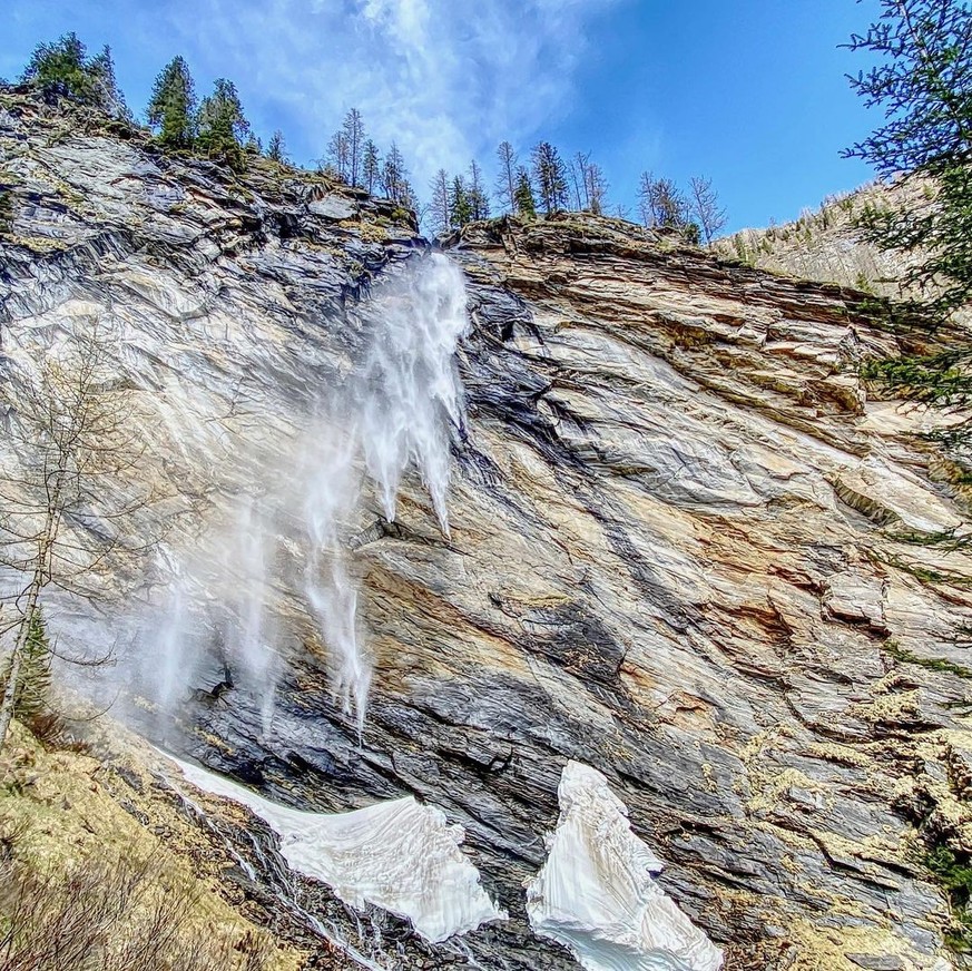 Cascata della Crosa Pecciatal Maggiatal höchster Wasserfall im Kanton Tessin Rauszeit 129 Meter Schweiz