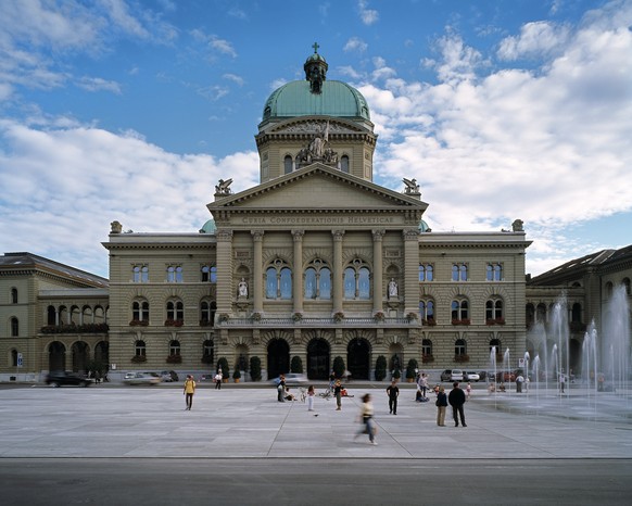 ARCHIVE --- VOR 10 JAHREN, AM 1. AUGUST 2004, WURDE IN BERN DER NEUGESTALTETE BUNDESPLATZ VOR DEM BUNDESHAUS EINGEWEIHT. ZUM BUNDESPLATZ STELLEN WIR IHNEN DIESES BILD ZUR VERFÜGUNG --- View of the new ...