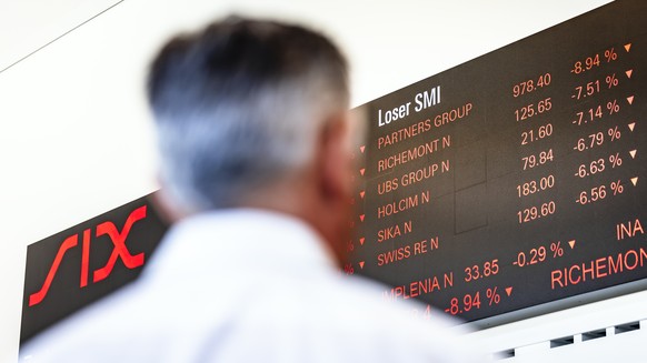 KEYPIX - Ein Mann betrachtet aktuelle Boersenkurse die an einer LED-Wand im Eingangsbereich der Neuen Boerse Zuerich-West des SIX-Hauptsitzes an der Pfingstweidstrasse angezeigt werden aufgenommen am  ...