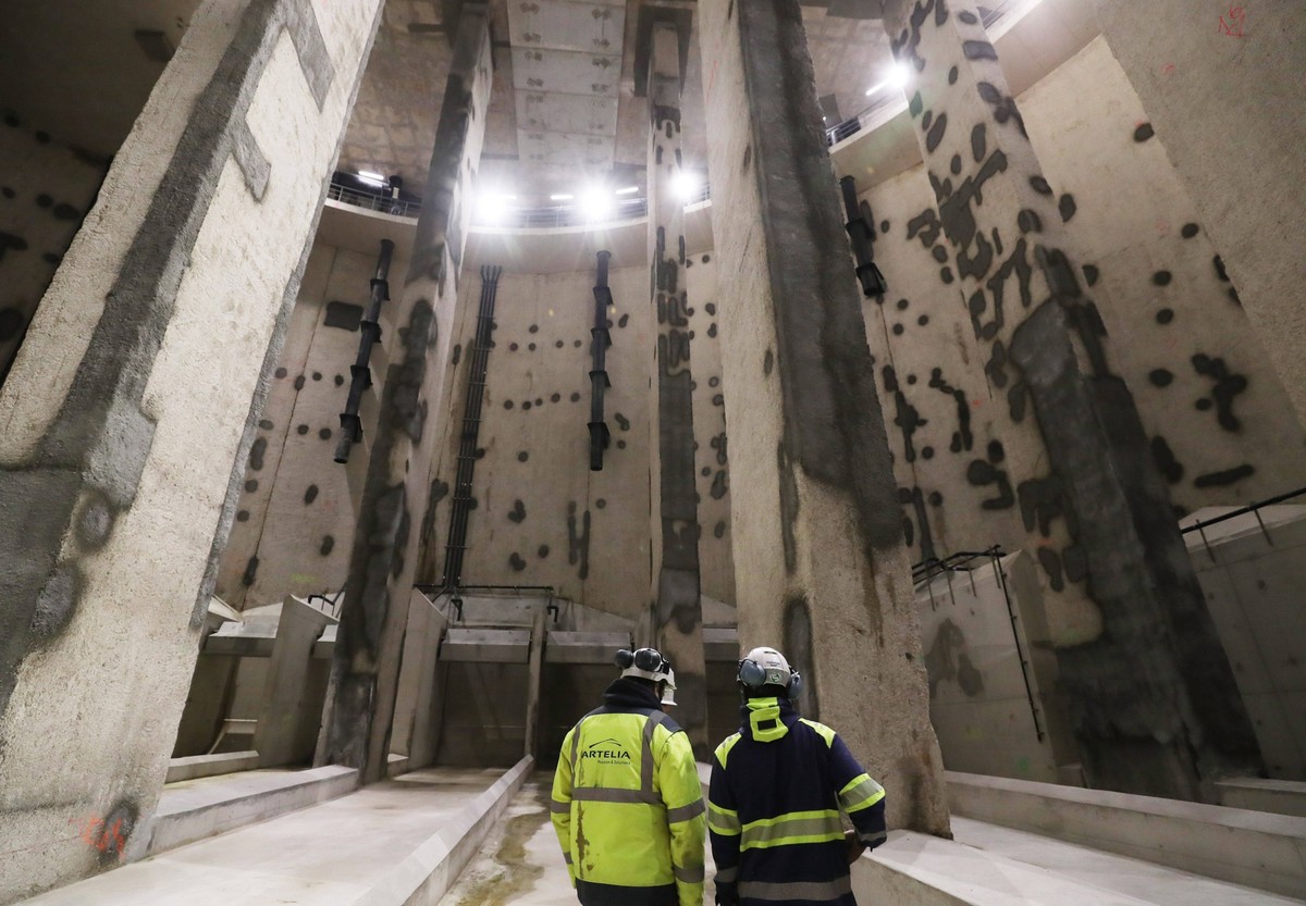 240425 -- PARIS, April 25, 2024 -- Workers are seen during a press tour at the Bassin d Austerlitz, a huge water tank which aims to clean up the Seine River ahead of the Olympics and make it swimmable ...