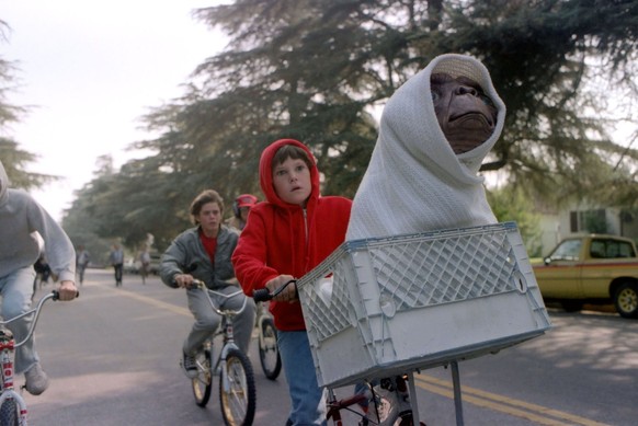 HENRY THOMAS in E. T. THE EXTRA-TERRESTRIAL, 1982, directed by STEVEN SPIELBERG. Copyright UNIVERSAL PICTURES / McBROOM, BRUCE. Credit: UNIVERSAL PICTURES / McBROOM, BRUCE / Album