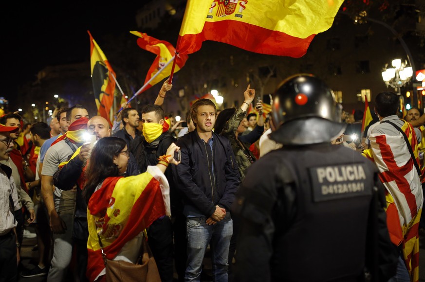Pro-spanische Demonstranten in Barcelona am 27. Oktober.