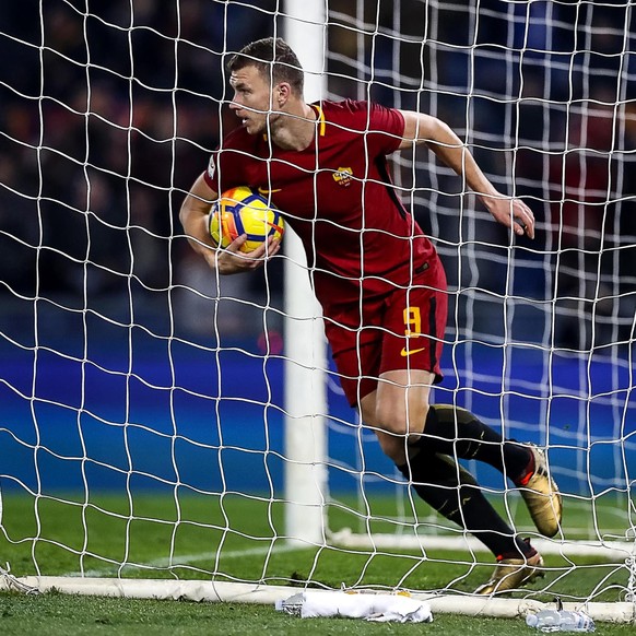 epa06421279 As Roma&#039;s Edin Dzeko (L) jubilates after scoring the 1-2 goal during the Italian Serie A soccer match AS Roma vs Atalanta BC at Olimpico stadium in Rome, Italy, 06 January 2018. EPA/A ...