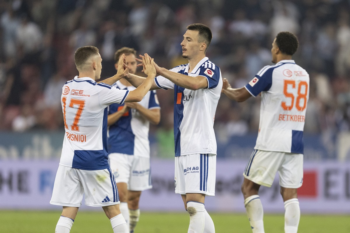 Samuel Krasniqi (GC) Links jubelt am Schluss mit Bujar Pllana (GC) Mitte und Yannick Bettkober (GC) (rechts) im Fussball Meisterschaftsspiel der Swiss Super League zwischen Grasshopper Club Zuerich, G ...