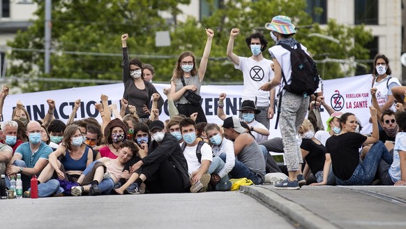 Activists from the global environmental movement Extinction Rebellion during a protest on the Quaibruecke in Zurich, Switzerland, Saturday, June 20, 2020. (KEYSTONE/Alexandra Wey)