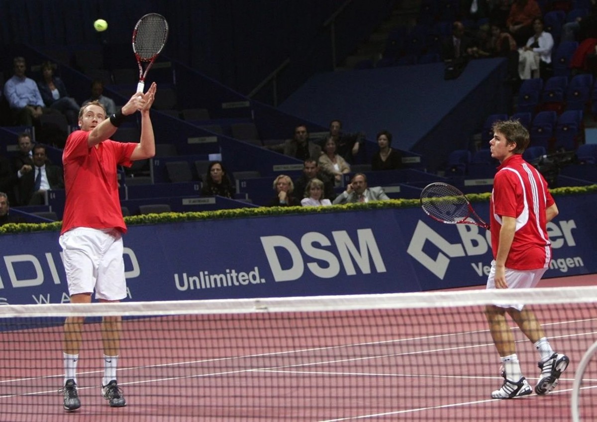 En 2005, Stan Wawrinka participe également au double à Bâle aux côtés de Marc Rosset, de 15 ans son aîné.