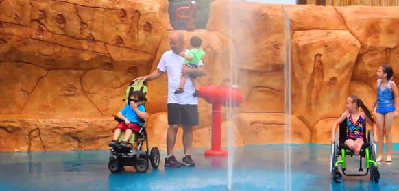 Wasserpark für Menschen mit Behinderung in San Antonio, Texas. Hitze, Behinderte, Rollstuhl, Pool, Spass