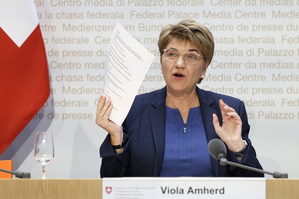 Bundesraetin Viola Amherd gibt waehrend einer Medienkonferenz ihren Ruecktritt bekannt und zeigt eine Liste mit Erfolgen, am Mittwoch, 15. Januar 2024 in Bern. (KEYSTONE/Peter Klaunzer)